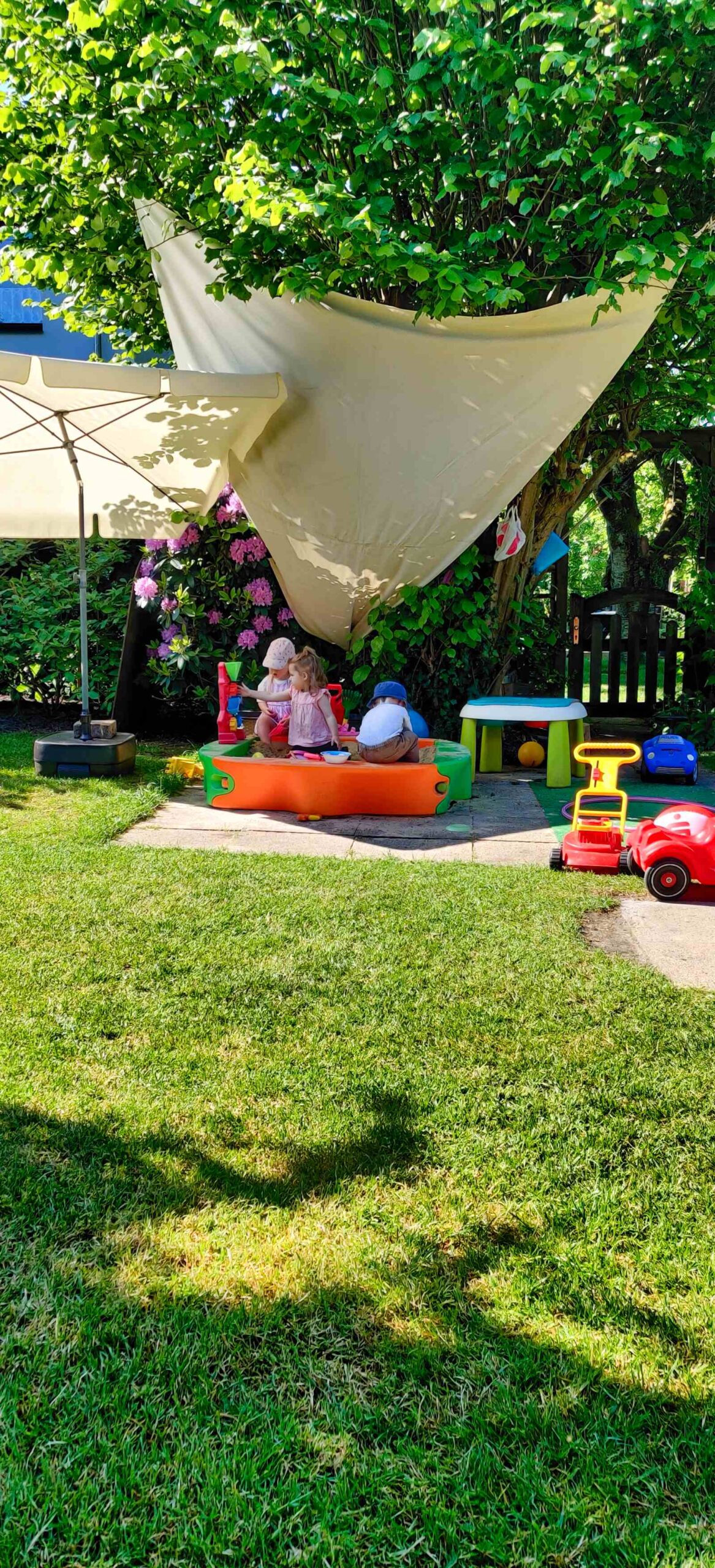 Kindertagespflege Detmold Pivitsheide Spielen im Sandkasten im Naturnahen Garten